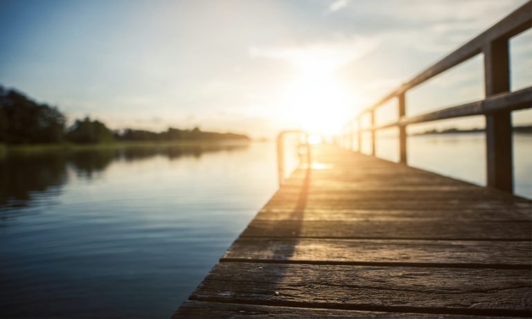 kesämökki_laituri_ranta_auringonpaiste_ruoppaus_kaunis_ranta